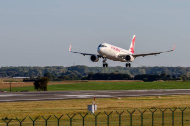 Brüksel, Belçika, 19 Eylül 2025. Air Arabia uçak inişi. Airbus A320, Zaventem, Brüksel Havaalanı.