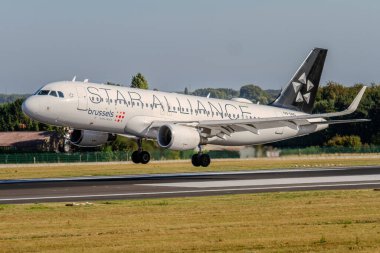 Brüksel, Belçika, 19 Eylül 2025. İtalyan havayolu uçağı, Airbus, Brüksel Havaalanına iniyor.