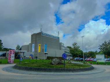 Dilbeek, Belçika, 16 Eylül 2025. Flaman bayrağı ve Dilbeek bayrağıyla Kültür Merkezi cephesi.