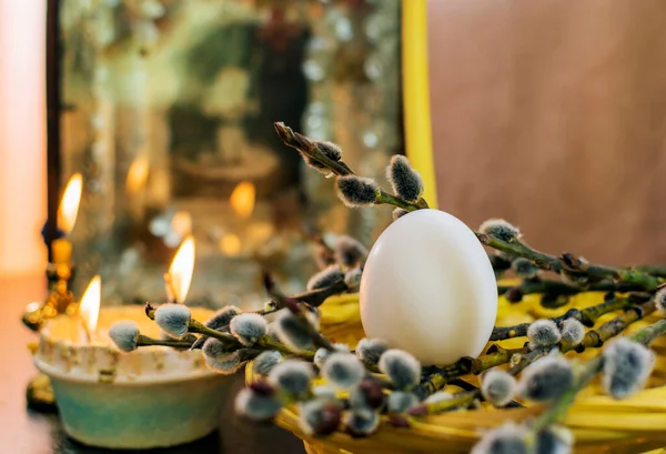 在教堂里 在圣像前面是一个篮子 上面有柳条和一个鸡蛋 复活节假期 — 图库照片