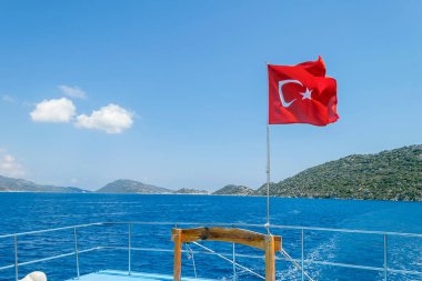 Denizde Türk bayrağı.