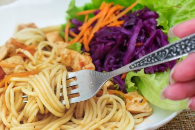 Çatala sarılmış spagetti. Domates soslu spagetti ve taze sebze..