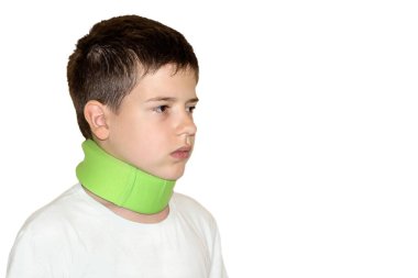 Boynunda ortopedik korse olan bir çocuk. Bir çocukta omurilik yaralanması. Çocuklarda servikal osteokondroz tedavisi. Omurga yaralanmalarında ortopedik bandaj kullanımı..
