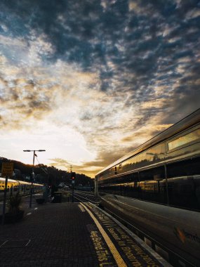 Bir yaz gününde çarpıcı bir gündoğumunda tren kalkıyor.