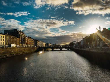 Güzel bir yaz günbatımında nehri geçerken