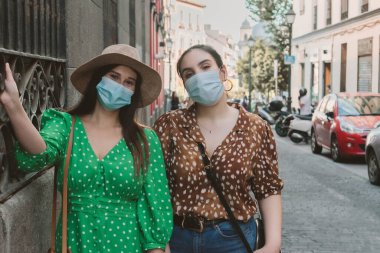 Yeni normalde maske takan iki kız arkadaş