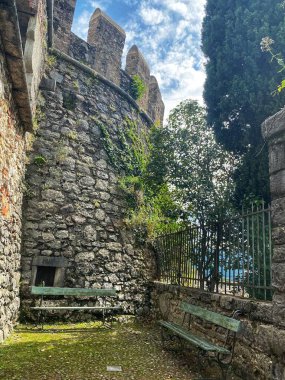 Şehrin eski kalesi.