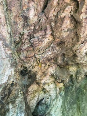 İtalya 'daki dağlarda bir mağara 