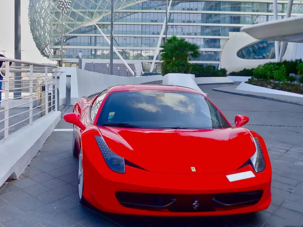 Abu Dhabi Zea Grudnia 2013 Czerwone Ferrari Odbiciami Promieni Słonecznych — Zdjęcie stockowe