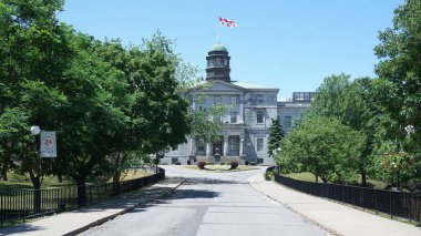 Montreal, QC / Canada - 6 / 24 / 2020: McGill Üniversitesi kampüsü. McGill Üniversitesi bayrağı McCall MacBain 'in (Sanat binası) tepesinde ve arka planda mavi gökyüzü var.