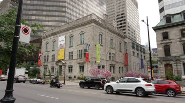Montreal, QC / Canada - 6 / 26 / 2020: McGill Üniversitesi 'nin modern binasının arka planına sahip McCord Müzesi' nin tarihi binası, aynı sahnedeki eski ve modern mimarinin bir kombinasyonu.