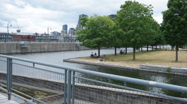 Montreal, QC / Canada - 6 / 25 / 2020: Old Port - İnsanlar Coronavirus 'un kilitlenmesinin ardından zamanlarının tadını çıkarıyorlar