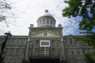 Montreal, QC / Canada - 7 / 5 / 2020: Eski Montreal 'deki Bonsecours Pazarı' nın tarihi binasına dikey bir bakış açısı.