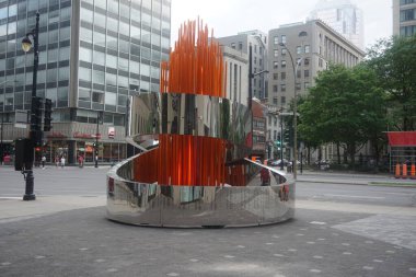 Montreal, QC / Canada - 7 / 4 / 2020: Olimpiyat meşalesi heykeli şehir merkezindeki Kanada Olimpiyat genel merkezinin meydanında