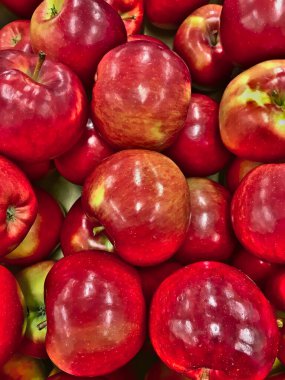 Süpermarkette düzenlenmiş bir grup kırmızı elmanın üst görüntüsü