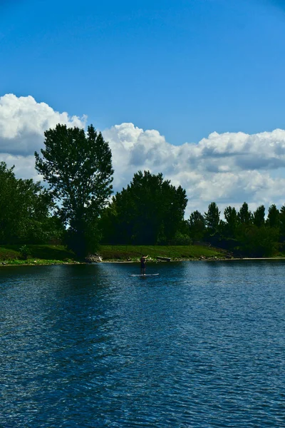 Giovane Kayak Fiume Che Isola Piena Alberi Fiume Saint Laurent — Foto Stock