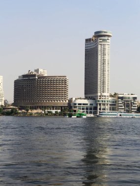 Güneşli bir yaz gününde modern binaların arka planına sahip River Nile bankası, Kahire, Mısır