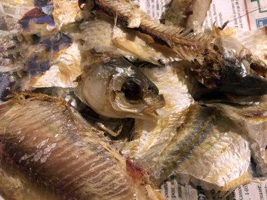 Gazetede tuzlanmış balık temizleyiciler, kesilmiş bir kafa ve bir balık iskeleti görünür vaziyette vobla, döküntüler, kafa, kesilmiş leşler. Bira çerezi