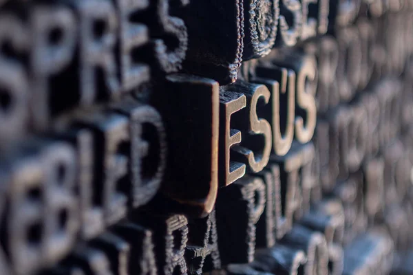 Fechar Palavra Jesus Letras Metal Porta Sagrada Família — Fotografia de Stock