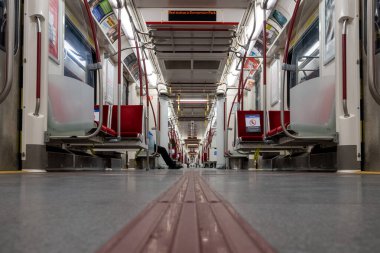 TORONTO, CANADA - 13 Haziran 2020: Downsview Park İstasyonu yakınlarındaki Covid-19 salgını sırasında sürüşü azalan TTC Metro Hattı 1 arabası