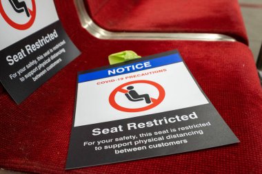 Metrodaki vagon koltuğunda Covid-19 yasaklı tabelalar