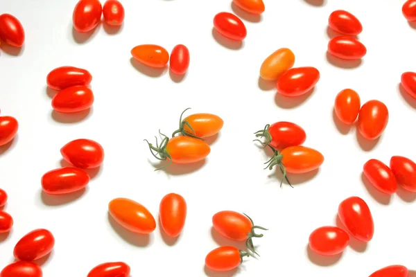 Beyaz arka planda küçük domatesler.
