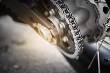 Motorsiklet zincirini kapat, seçici odaklanma.