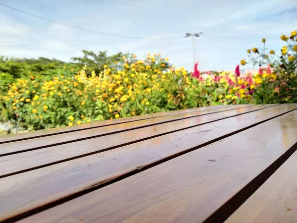 花园子周围光彩夺目的褐色桌子 — 图库照片