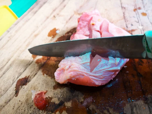 Cortar Carne Frango Com Uma Faca Cozinha Com Tapete Por — Fotografia de Stock