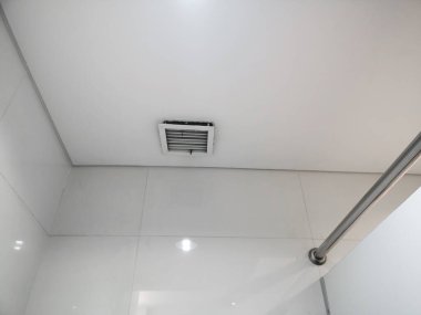 Banyo tavanında egzoz.