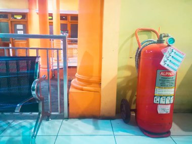 Hastanenin sonunda kırmızı bir gaz tüpü var.