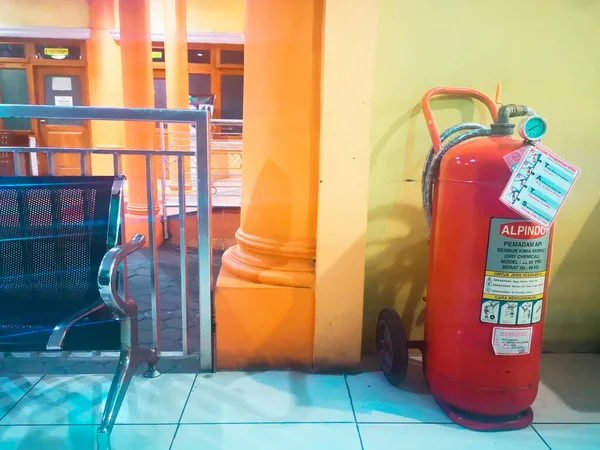 Hastanenin sonunda kırmızı bir gaz tüpü var.