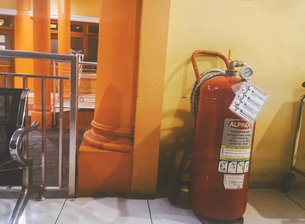Hastanenin sonunda kırmızı bir gaz tüpü var.