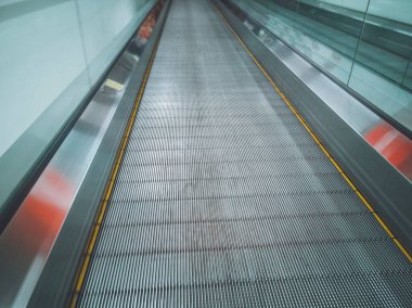 Halk Alışveriş Merkezi 'nde yürüyen merdiven. Merdivenlerden yukarı çıkıyoruz. Elektrikli yürüyen merdiven. Yürüyen merdivenlere yakın..