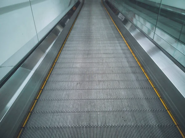 쇼핑몰 센터의 에스컬레이터 계단을 갑니다 에스컬레이터 에스컬레이터 가까이 — 스톡 사진