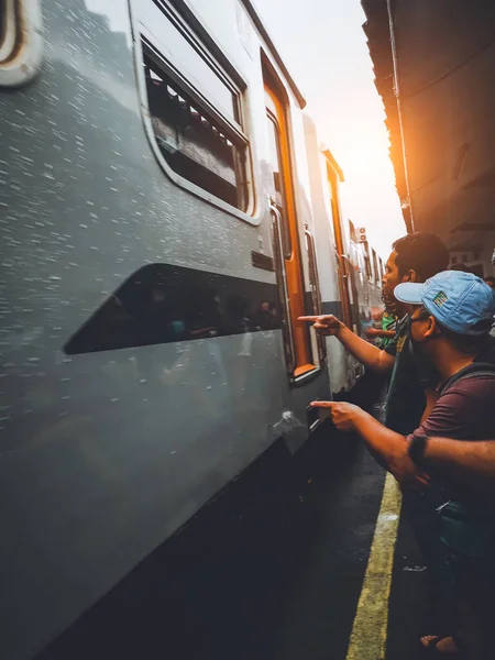Cibadak Bogor 2020 Passageiros Trem Esperando Sua Parada Trem Estação — Fotografia de Stock