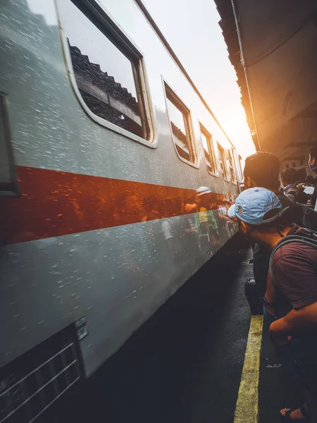 Cibadak Bogor 2020 Επιβάτες Των Τρένων Περιμένουν Στάση Τους Στο — Φωτογραφία Αρχείου