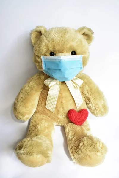Słodki Niedźwiedź Brunatny Niebieską Maską Medyczną Białym Tle Czerwone Serce — Zdjęcie stockowe