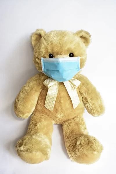 可爱的棕熊 有蓝色的医疗面具 白色背景 医生戴口罩保护熊传播流感病毒Cov Corona病毒检疫 注意安全 孩子们 — 图库照片