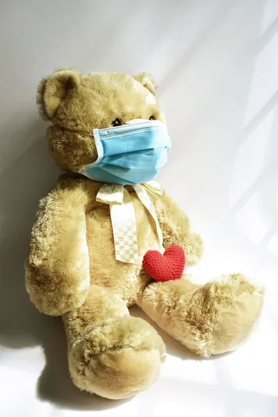 Aranyos Barna Medve Kék Orvosi Maszkkal Fehér Háttérrel Vörös Szívvel — Stock Fotó