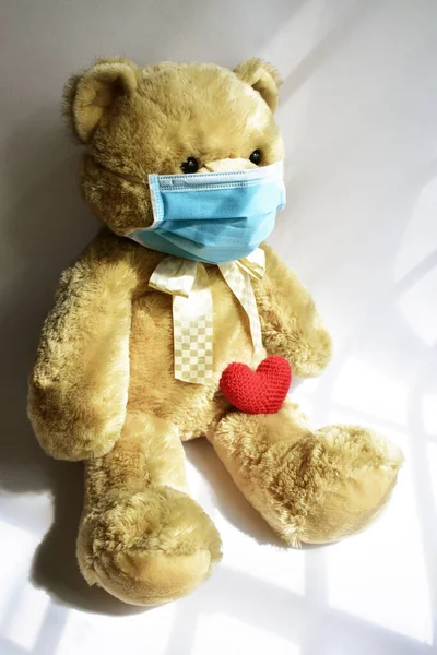 Милый Бурый Медведь Синей Медицинской Маской Белом Фоне Красное Сердце — стоковое фото