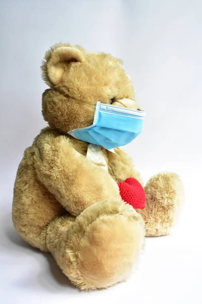 可爱的棕熊 有蓝色的医疗面具 白色背景 泰迪熊戴口罩保护传播病毒性病毒Cov Corona病毒检疫 注意安全 — 图库照片