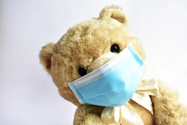 白い背景に青い医療用マスクでかわいい茶色のクマ 医者熊は病気のウイルスの普及のためのフェイスマスク保護を身に着けているCov 2コロナウイルス病の隔離 安全な滞在 — ストック写真