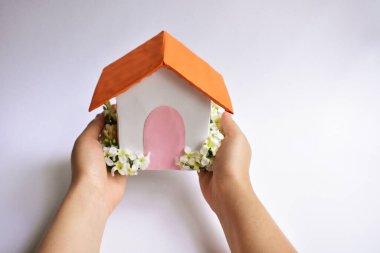 Evde kal, güvende ol, evden çalış. Güzel kağıt ev, gayrimenkul, yatırım sembolü, sigorta, finans, korona virüsü karantina tabelası, güzel ev, inşaat, mimari, aile.