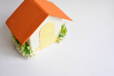 Evde kal, güvende ol, evden çalış. Güzel kağıt ev, gayrimenkul, yatırım sembolü, sigorta, finans, korona virüsü karantina tabelası, güzel ev, inşaat, mimari, aile.