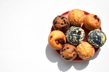 Abur cubur, lezzetli tatlı kek, lezzetli kupa kek, üst manzara, düz yatak, beyaz arka plan, kahvaltı, şekerleme, fırın, ev yapımı, böğürtlen, çikolata, çilekli kek, şekerli ikramlar, gurme