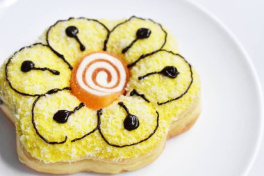 Lezzetli ve güzel sarı çiçekli çörek, donut izole edilmiş, beyaz arka plan, üst manzara, düz yatak, hindistan cevizi cipsi, çikolata kreması, portakal şekeri, abur cubur, şekerli, tatlı, fast food, ev yapımı