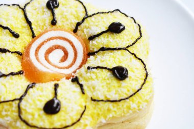 Lezzetli ve güzel sarı çiçekli çörek, donut izole edilmiş, beyaz arka plan, üst manzara, düz yatak, hindistan cevizi cipsi, çikolata kreması, portakal şekeri, abur cubur, şekerli, tatlı, fast food, ev yapımı