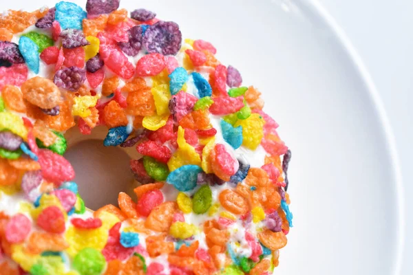 Lezzetli ve güzel donut, renkli mısır gevreği donut, izole edilmiş, beyaz arka plan, üst manzara, abur cubur, fast food, ev yapımı, şekerli, fırın, kahvaltı, tatlı, lezzetli