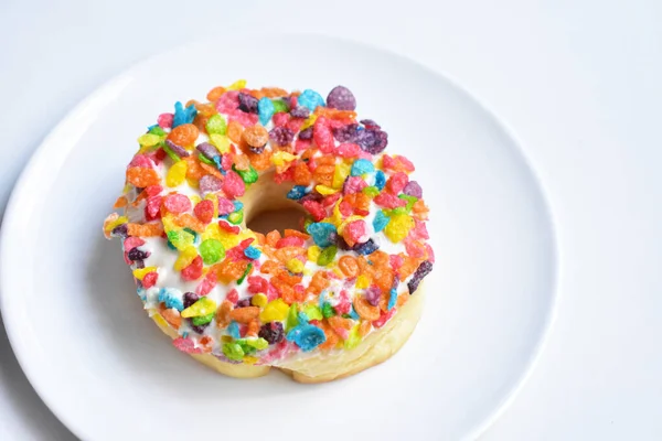 Lecker Und Schön Donut Bunte Cornflakes Donut Isoliert Weißer Hintergrund — Stockfoto